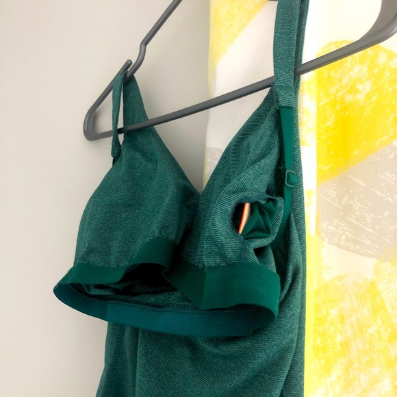 Under Armour sport tank top with built in bra - Picture 4 of 4